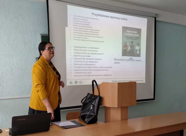 Лекцію проводить професор Економічного уніеврситету в Катовіцах Барбара Пабян
